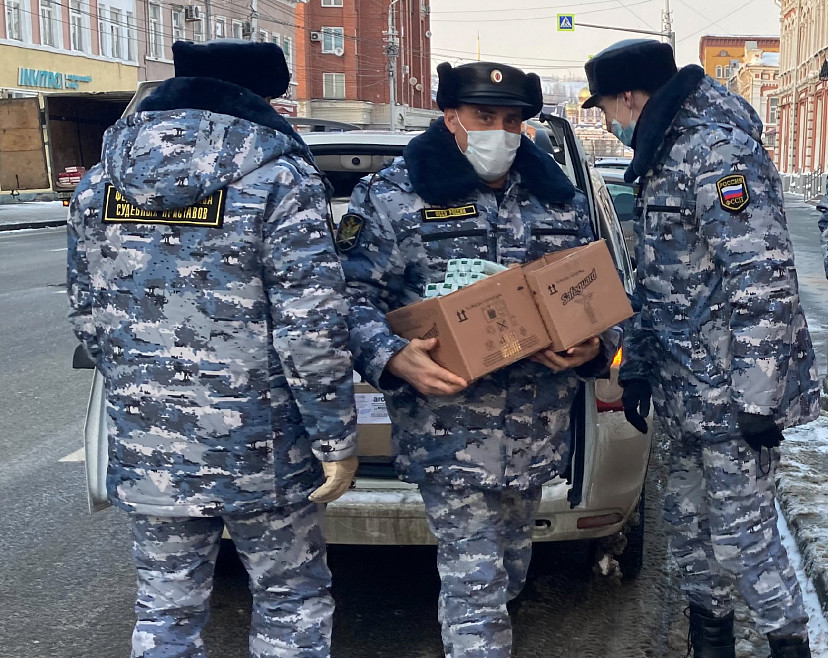Приставы собрали гуманитарную помощь для переселенцев из Донбасса