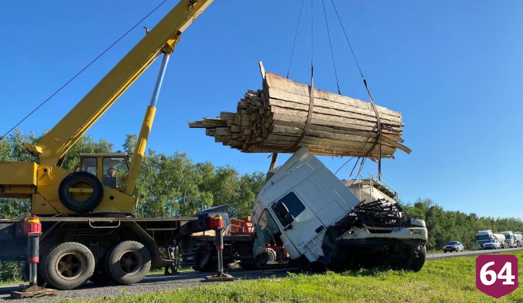 Под Саратовом водитель цементовоза протаранил грузовик с лесом и выжил