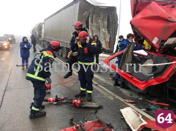 Дальнобойщика зажало в грузовике после массового ДТП под Саратовом