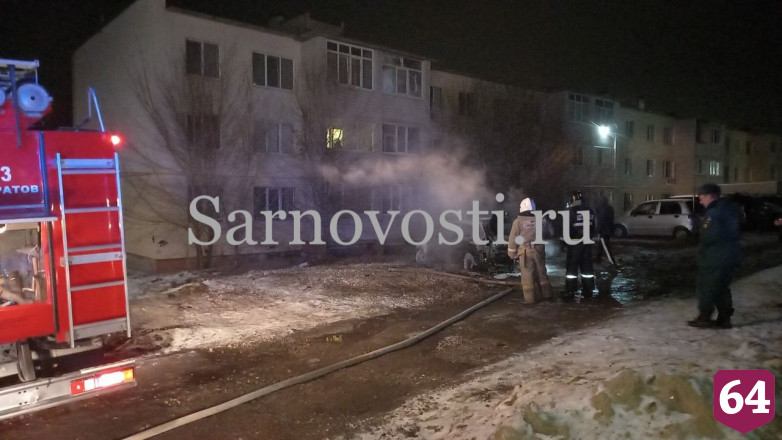 В Саратове под окнами дома полыхала новая иномарка