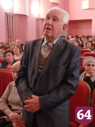 Саратовских чиновников призвали отремонтировать крышу учительнице