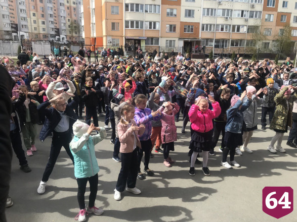 Саратовские школьники посвятили полету Гагарина космический флешмоб