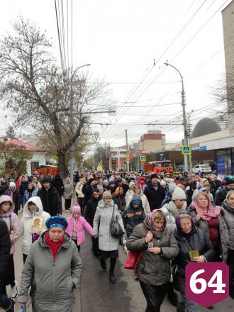 Тысячи жителей Саратова участвуют в крестном ходе