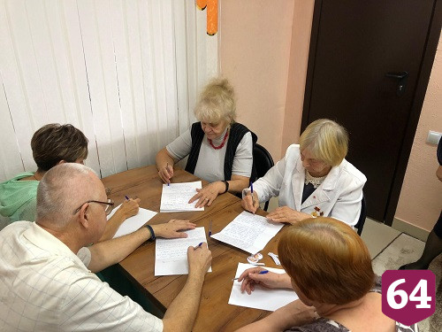 Проживающие Энгельсского дома-интерната участвуют в акциях для военнослужащих
