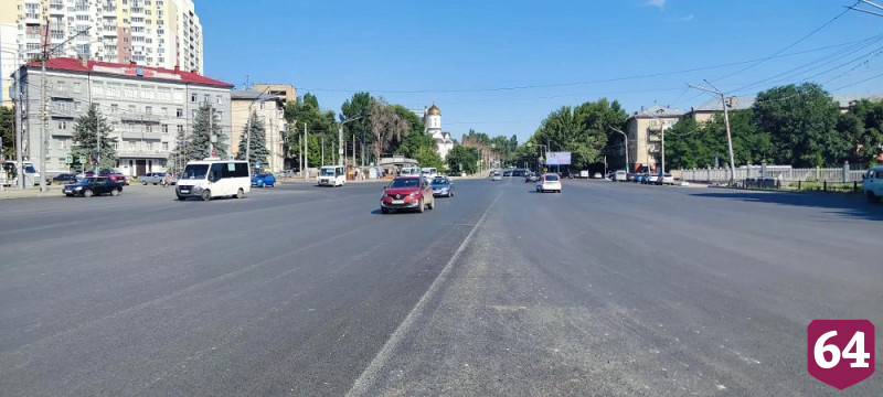 В Саратове завершается ремонт дороги на площади Ленина