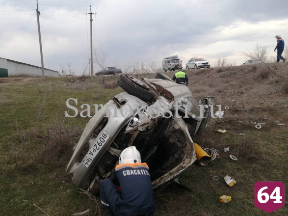 Двое мужчин покалечились в опрокинувшейся под Саратовом иномарке 
