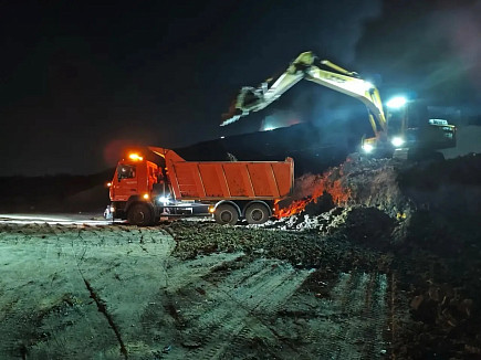 Тушение мусора на полигоне в Энгельсе продолжается без перерыва