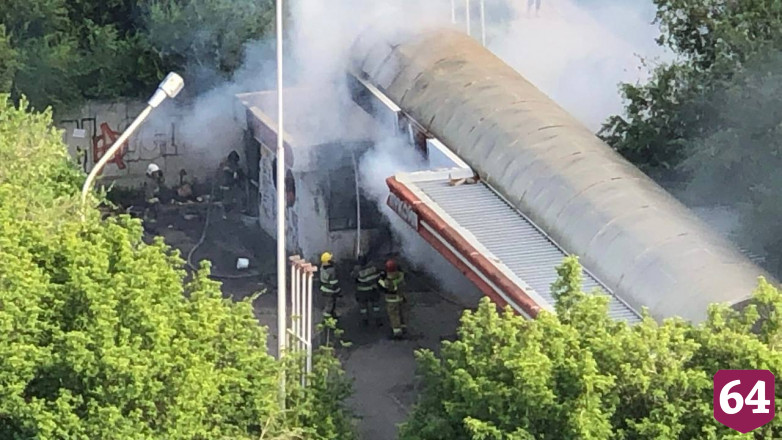 В Саратове полыхает заброшенная заправка