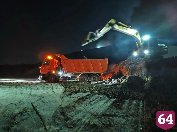 Тушение мусора на полигоне в Энгельсе продолжается без перерыва