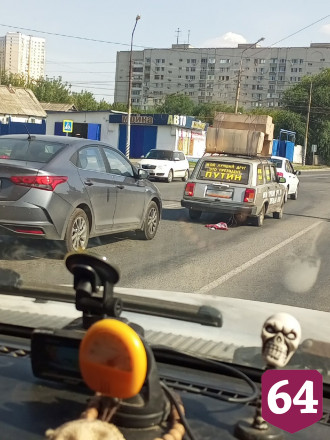 Автомобилист подметает дороги Энгельса американским флагом