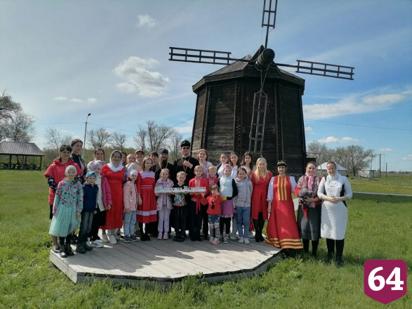 Гостей фестиваля у ветряной мельницы под Саратовом угощали куличами