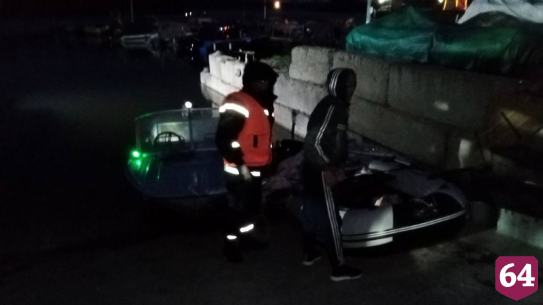 Спасатели эвакуировали с острова под Саратовом рыбаков с пробитой лодкой
