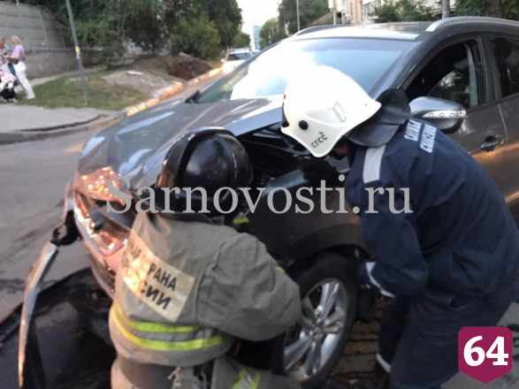 В центре Саратова при опрокидывании «Нивы» пострадали два человека