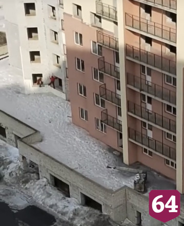 В Саратове долгострой стал местом притяжения подростков и бродячих собак