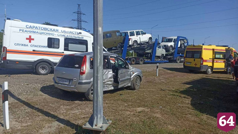 В ДТП с автовозом на окраине Саратова ранена женщина