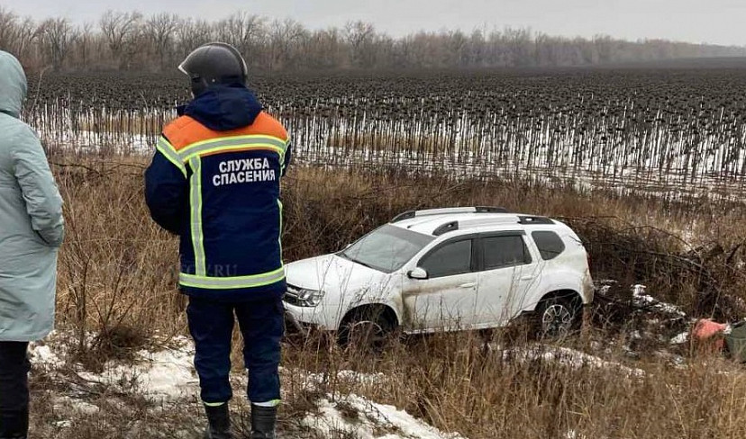 Иномарка с 3 детьми вылетела со скользкой дороги под Саратовом