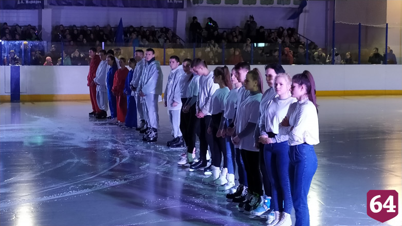 Вольская молодежь провела зажигательный марафон на льду