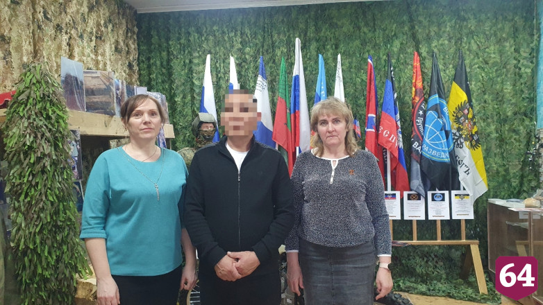 Саратовский боец передал артефакты в музей родной школы