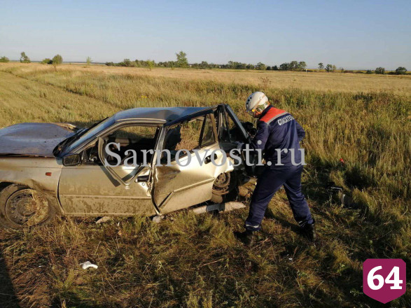 Иномарку разорвало на части в ДТП на трассе под Саратовом