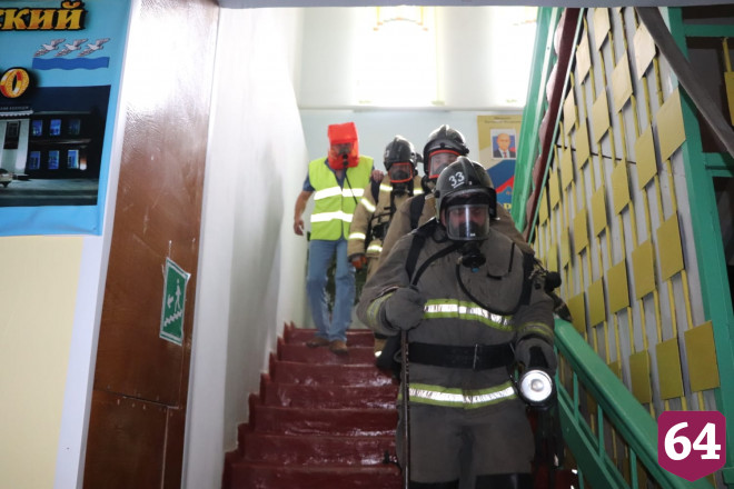 Пожарные эвакуировали людей из колледжа под Саратовом 
