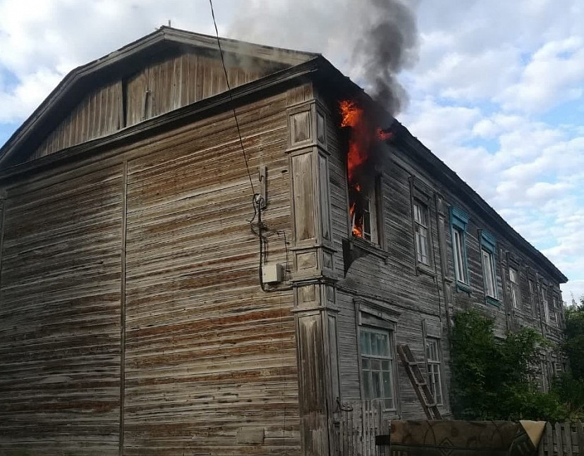Под Саратовом горят 4 квартиры в двухэтажном доме