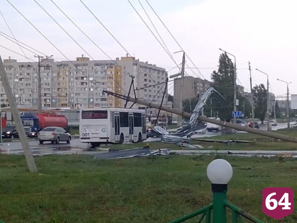 В Саратовской области ураган валил деревья и переворачивал автомобили 