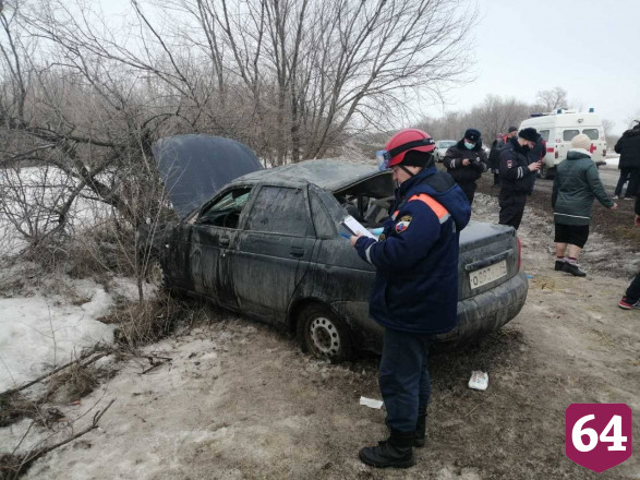 Под Саратовом при съезде автомобиля в кювет покалечились 4 человека