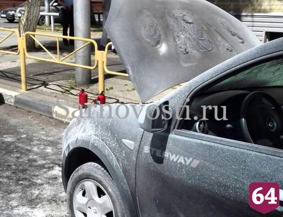 В центре Саратова загорелась иномарка с семьей