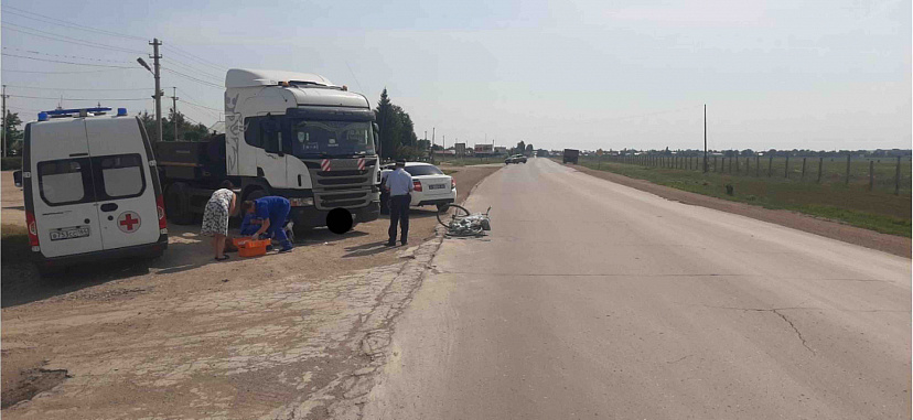 Под Саратовом фура сбила пенсионерку с 5-летней девочкой на велосипеде