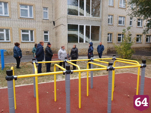 В саратовском поселке построили спортплощадку с окопом