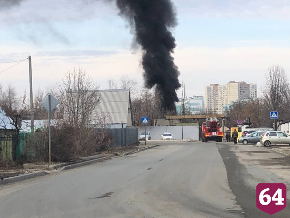 В Саратове тушат шины в промзоне