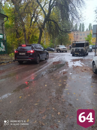 У музыкальной школы в Саратове горел УАЗ