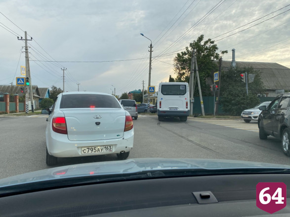 На перекрестке маршрутка протаранила иномарку с ребенком в салоне