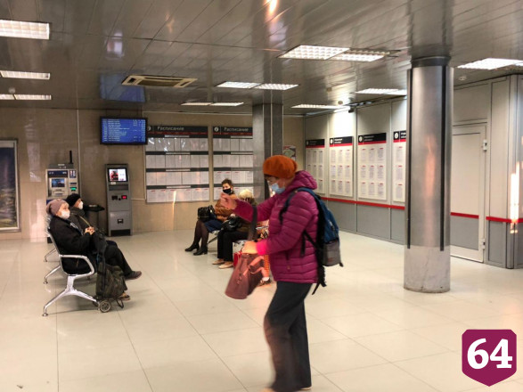Жители Саратова не боятся заболеть коронавирусом на вокзале