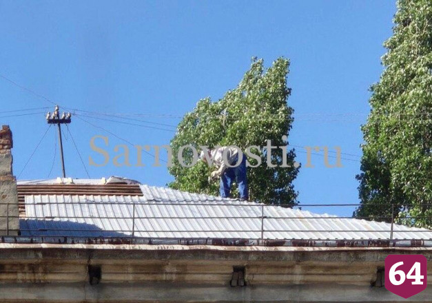 Жители центра Саратова пожаловались на опасные работы на крыше