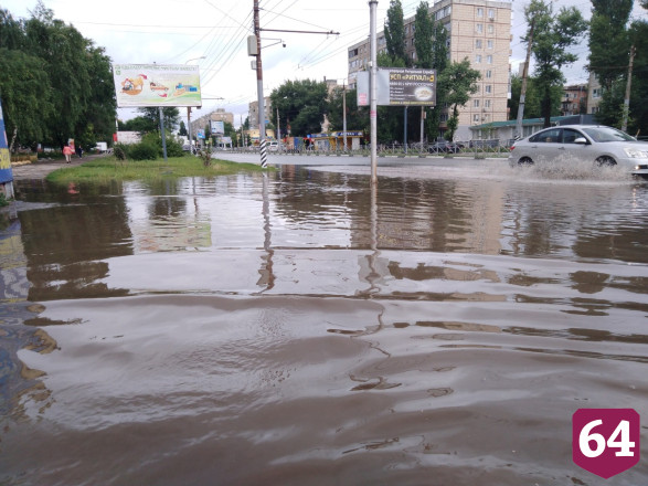 Жителям предложили перелетать огромные лужи на воздушном шарике