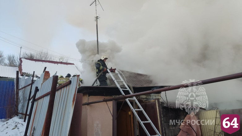 В Саратове отбивают от огня два дома 