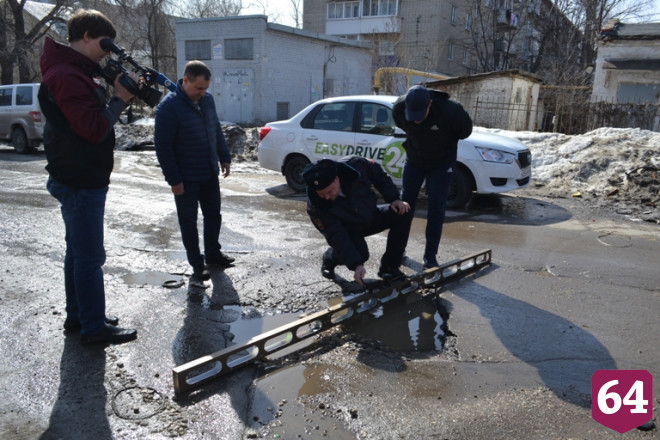 Полицейские измерили ямы на дорогах Саратова 