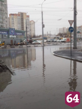 В Энгельсе продолжает «тонуть» одна из центральных улиц