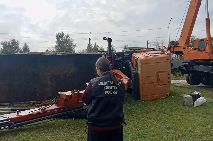 В Саратовской области рабочий получил перелом ноги при погрузке опоры ЛЭП