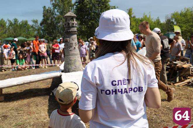 В саратовском селе молодежь обжигала глину и училась мастерству