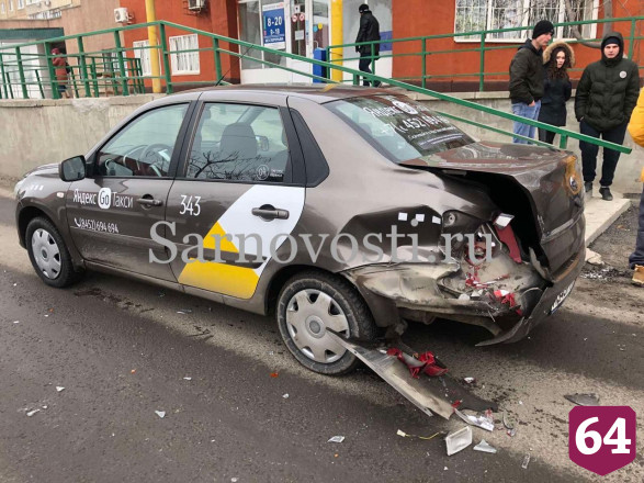 В массовой аварии с такси на Безымянной улице ранены 2 человека
