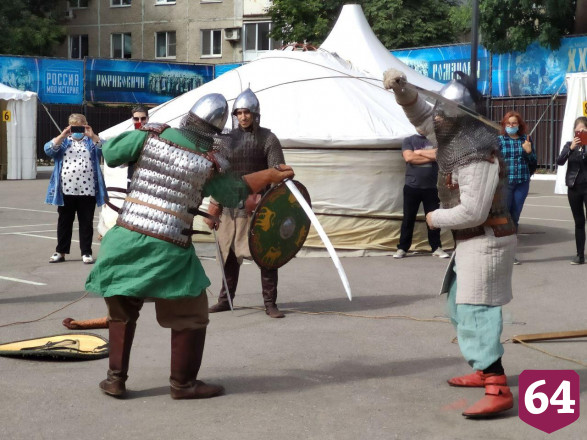 В центре Саратова устроили средневековые бои 