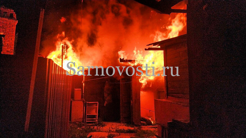 Сотрудники ДПС ночью вывели жильцов из полыхающего дома в Саратове