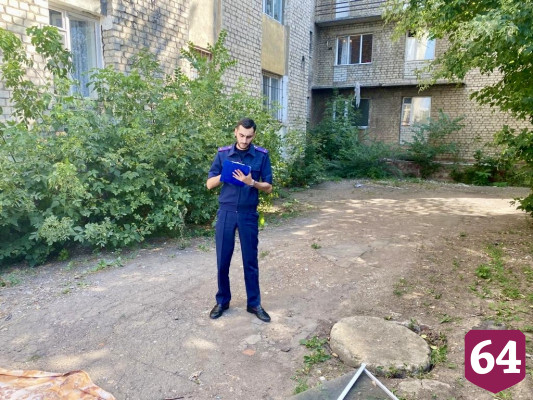 В Энгельсе 5-летняя девочка выпала из окна и погибла