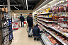 Жители Саратова стали ходить за продуктами в масках