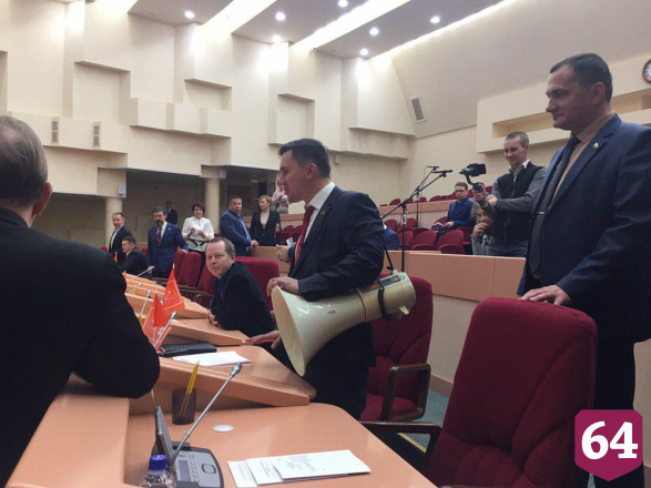 Коммунисты явились на заседание думы с громкоговорителем 