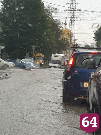 В Саратове автомобили утонули после проливного дождя