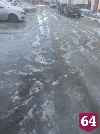 В Саратове двор из-за коммунальной аварии превратился в каток