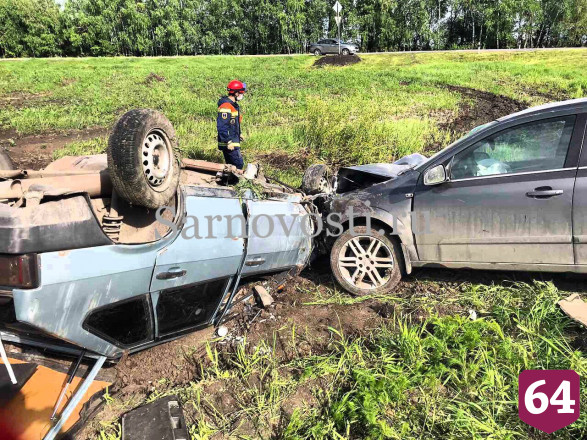 Под Саратовом в перевернувшейся легковушке погибла молодая пара